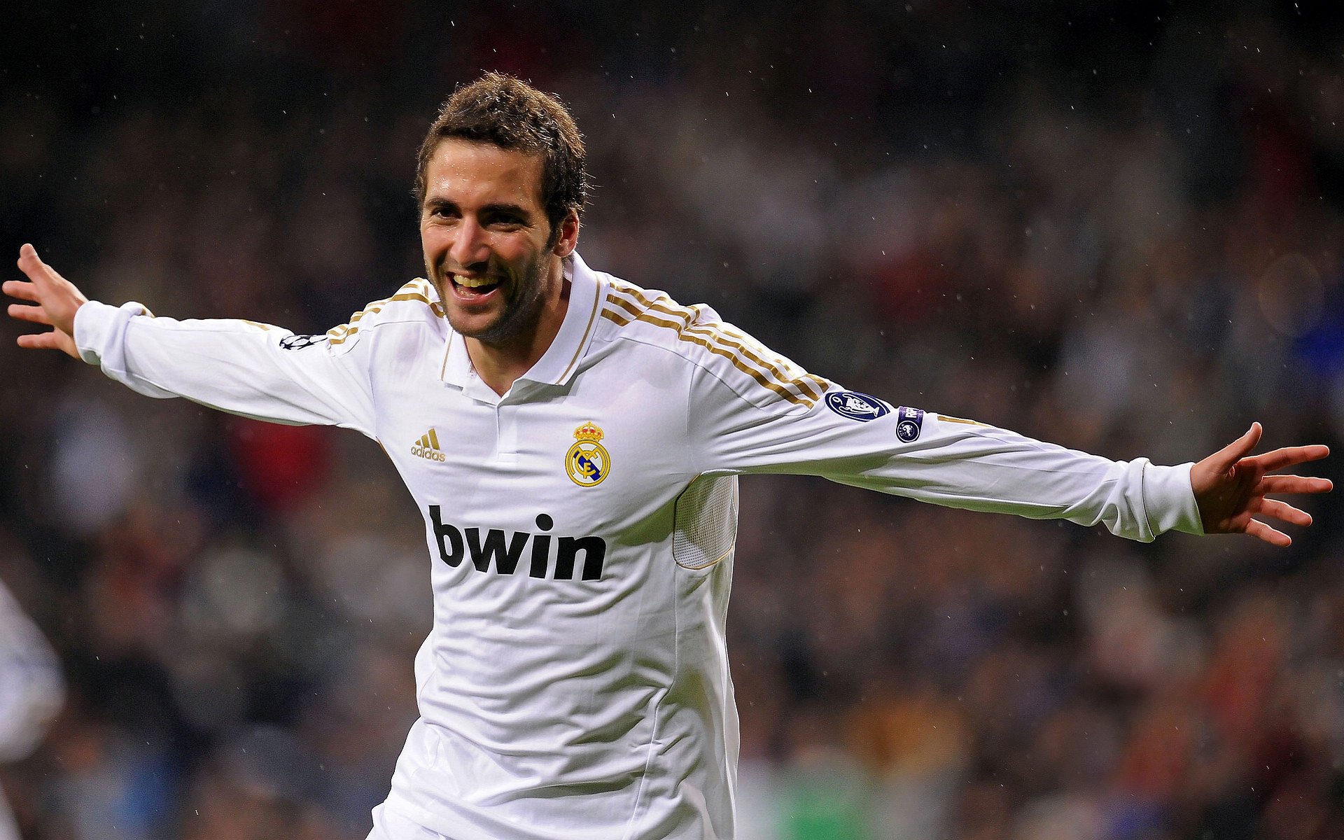 全球足球联合会推动普及女子足球，吸引大批年轻女性加入，全球各国女足联赛